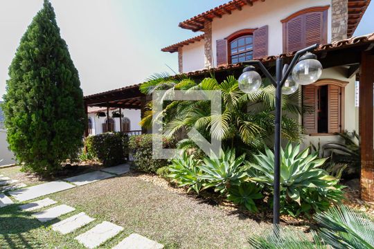 Fachada de casa à venda com 5 quartos, 498m² em São Luiz, Belo Horizonte