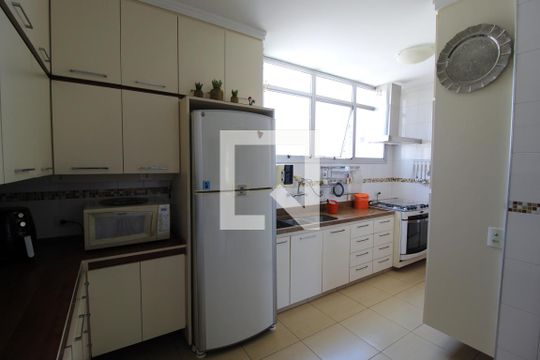 Cozinha de apartamento à venda com 3 quartos, 211m² em Itaim Bibi, São Paulo
