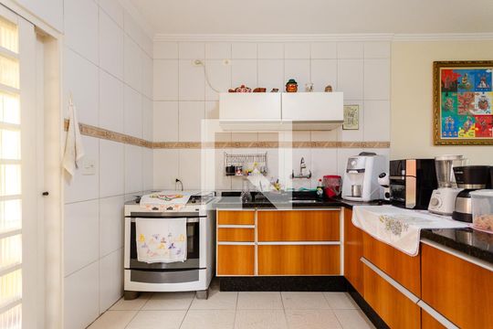 Cozinha de casa para alugar com 2 quartos, 400m² em Vila Hebe, São Paulo