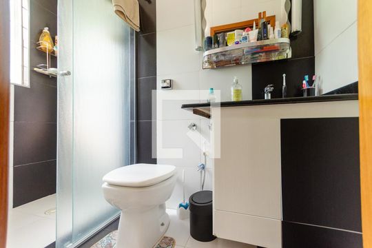 Banheiro da Suíte 1 de casa para alugar com 2 quartos, 400m² em Vila Hebe, São Paulo