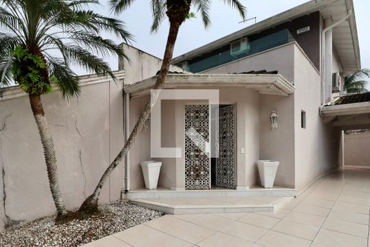 Fachada de casa para alugar com 5 quartos, 680m² em Jardim Acapulco, Guarujá