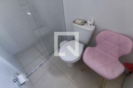 Banheiro de kitnet/studio para alugar com 1 quarto, 28m² em Boa Vista, Curitiba