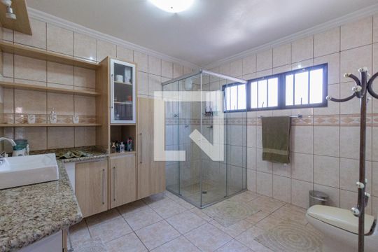Banheiro da suíte de casa para alugar com 4 quartos, 320m² em Vila Osasco, Osasco