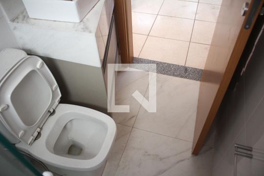 Banheiro de apartamento à venda com 2 quartos, 50m² em Califórnia, Contagem