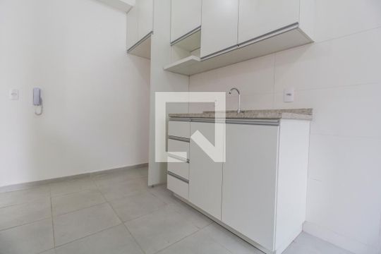 Cozinha de apartamento para alugar com 1 quarto, 42m² em Jardim Tupanci, Barueri