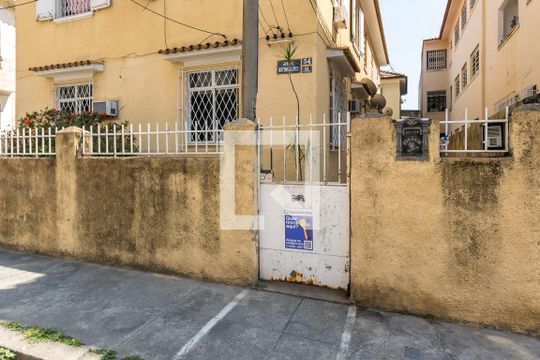 Fachada da Entrada de apartamento para alugar com 2 quartos, 63m² em Olaria, Rio de Janeiro
