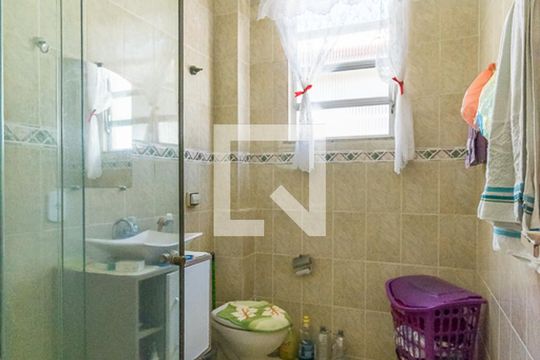 Banheiro de apartamento para alugar com 2 quartos, 63m² em Olaria, Rio de Janeiro