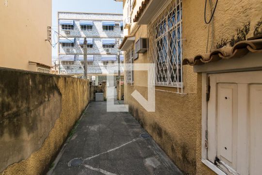 Área comum de acesso de apartamento para alugar com 2 quartos, 63m² em Olaria, Rio de Janeiro