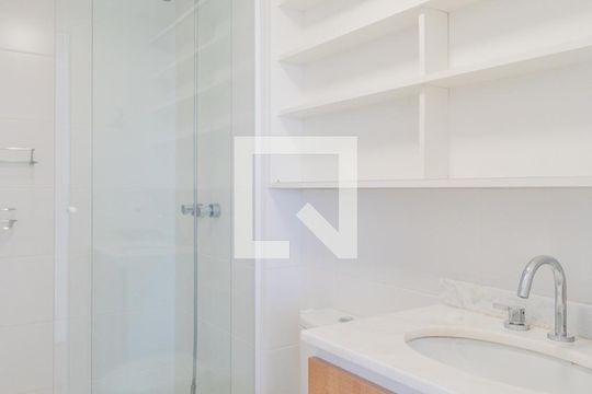 Banheiro de apartamento à venda com 1 quarto, 58m² em Azenha, Porto Alegre