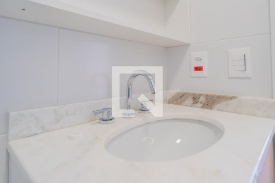 Banheiro de apartamento à venda com 1 quarto, 58m² em Azenha, Porto Alegre