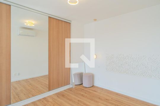 Quarto de apartamento à venda com 1 quarto, 58m² em Azenha, Porto Alegre