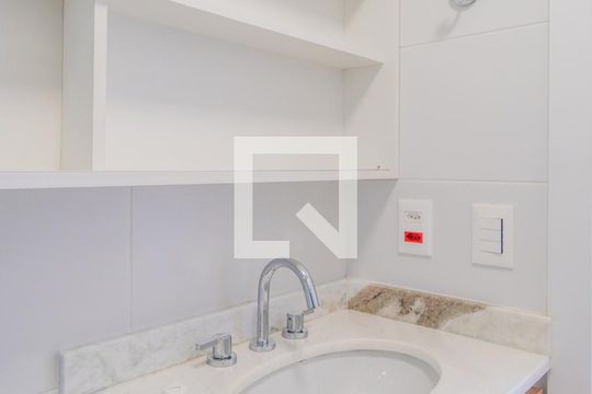 Banheiro de apartamento à venda com 1 quarto, 58m² em Azenha, Porto Alegre