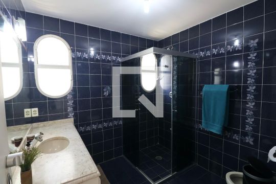 Banheiro Suíte de apartamento para alugar com 4 quartos, 150m² em Jardim Asturias, Guarujá