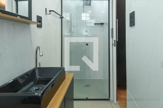 Banheiro de kitnet/studio para alugar com 1 quarto, 70m² em Brooklin, São Paulo