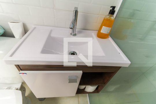Banheiro de kitnet/studio para alugar com 1 quarto, 18m² em Vila Bertioga, São Paulo
