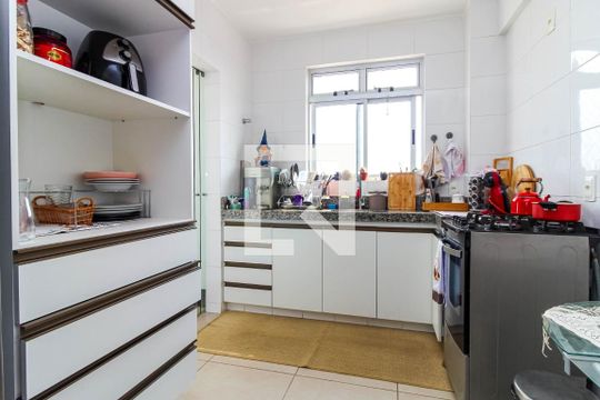 Cozinha de apartamento à venda com 3 quartos, 90m² em Sagrada Família, Belo Horizonte