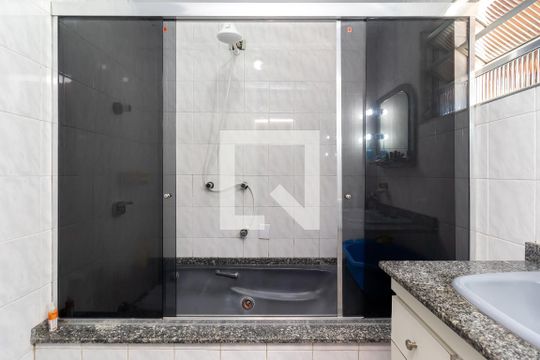 Banheiro da Suíte de casa à venda com 3 quartos, 240m² em Vila Maria Luisa, São Paulo