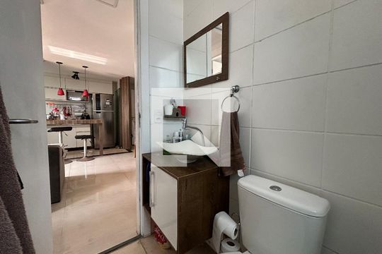 Banheiro de apartamento para alugar com 2 quartos, 48m² em Irajá, Rio de Janeiro