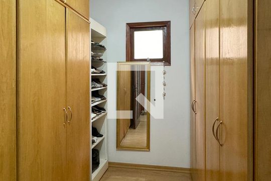Closet da suíte 1 de casa de condomínio à venda com 4 quartos, 300m² em Alphaville, Santana de Parnaíba