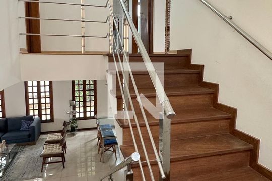 Escada de casa de condomínio à venda com 4 quartos, 300m² em Alphaville, Santana de Parnaíba