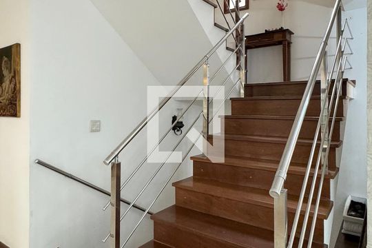 Escada de casa de condomínio à venda com 4 quartos, 300m² em Alphaville, Santana de Parnaíba