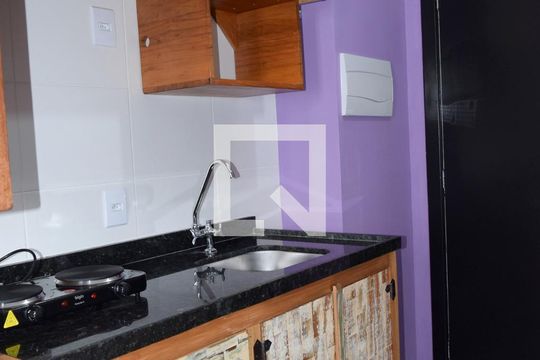 Cozinha de apartamento para alugar com 1 quarto, 25m² em Pinheiros, São Paulo