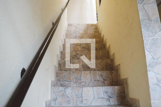 Escada de apartamento para alugar com 1 quarto, 40m² em Vila Prado, São Paulo