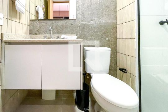 Banheiro de kitnet/studio à venda com 1 quarto, 26m² em Pinheiros, São Paulo