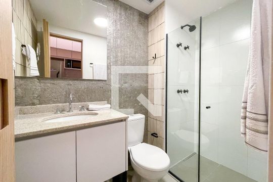 Banheiro de kitnet/studio à venda com 1 quarto, 26m² em Pinheiros, São Paulo