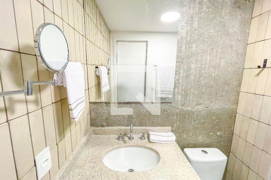 Banheiro de kitnet/studio à venda com 1 quarto, 26m² em Pinheiros, São Paulo
