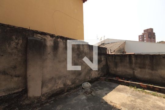 Quintal de casa para alugar com 2 quartos, 180m² em Glória, Belo Horizonte