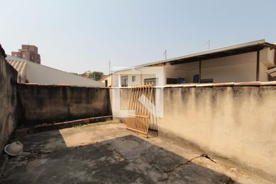 Quintal de casa para alugar com 2 quartos, 180m² em Glória, Belo Horizonte