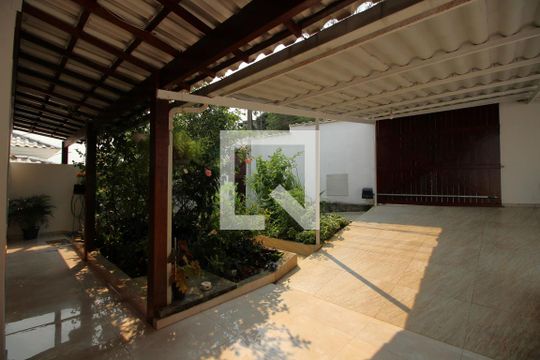 Área Externa - Garagem de casa para alugar com 4 quartos, 240m² em Jacarepaguá, Rio de Janeiro