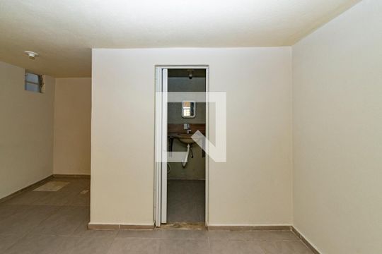 Banheiro de kitnet/studio para alugar com 1 quarto, 33m² em Bonfim, Belo Horizonte