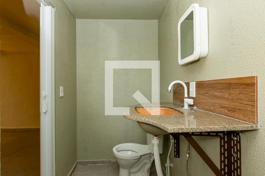 Banheiro de kitnet/studio para alugar com 1 quarto, 33m² em Bonfim, Belo Horizonte