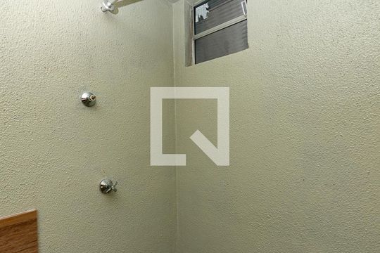 Banheiro de kitnet/studio para alugar com 1 quarto, 33m² em Bonfim, Belo Horizonte