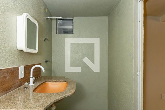 Banheiro de kitnet/studio para alugar com 1 quarto, 33m² em Bonfim, Belo Horizonte