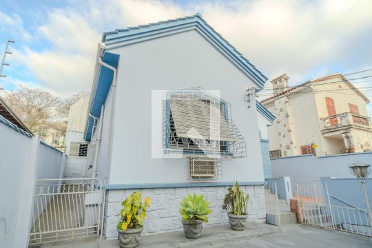 Fachada de casa à venda com 3 quartos, 200m² em Nonoai, Porto Alegre