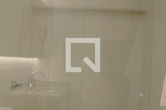 Banheiro de kitnet/studio para alugar com 1 quarto, 24m² em Pinheiros, São Paulo
