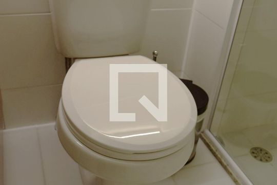 Banheiro de kitnet/studio para alugar com 1 quarto, 24m² em Pinheiros, São Paulo