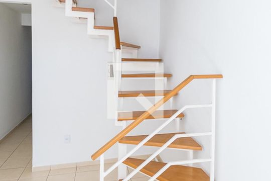 Sala - Acesso ao 2º andar de casa à venda com 3 quartos, 130m² em Penha Circular, Rio de Janeiro