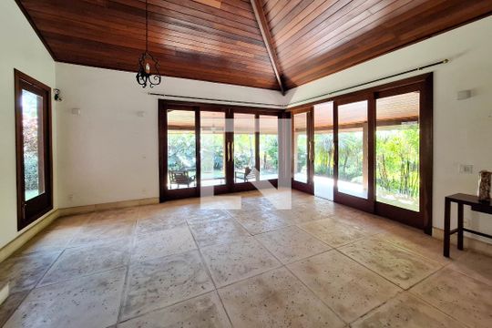 Sala de casa de condomínio à venda com 6 quartos, 480m² em Vila Progresso, Niterói