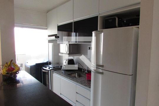 Cozinha de apartamento para alugar com 2 quartos, 50m² em Vila Sonia, São Paulo