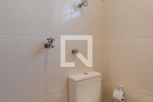 Banheiro de apartamento para alugar com 1 quarto, 29m² em Floresta, Porto Alegre