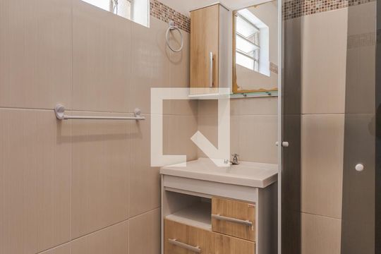 Banheiro de apartamento para alugar com 1 quarto, 29m² em Floresta, Porto Alegre