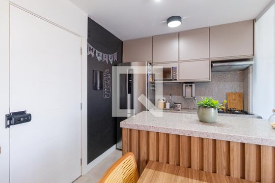 Cozinha e área de serviço de apartamento à venda com 2 quartos, 56m² em Vila Osasco, Osasco