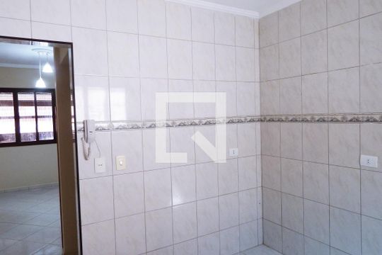 Cozinha de casa de condomínio para alugar com 2 quartos, 70m² em Vila Voturuá, São Vicente