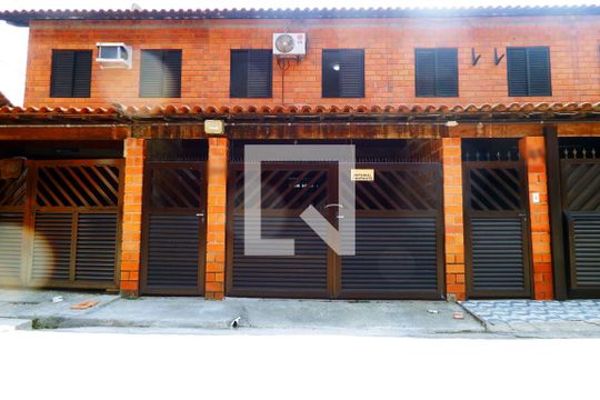 Fachada de casa de condomínio para alugar com 2 quartos, 70m² em Vila Voturuá, São Vicente