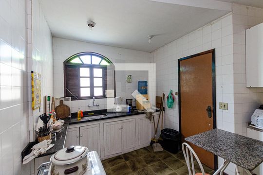Cozinha de casa de condomínio à venda com 4 quartos, 400m² em Itaipu, Niterói