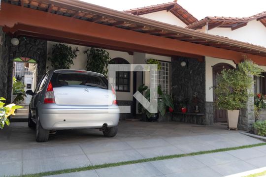 Fachada de casa à venda com 3 quartos, 375m² em Camargos, Belo Horizonte